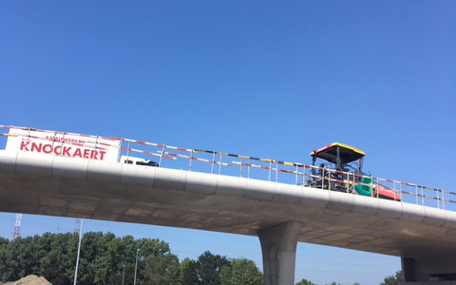Asfalteren van een brugdek