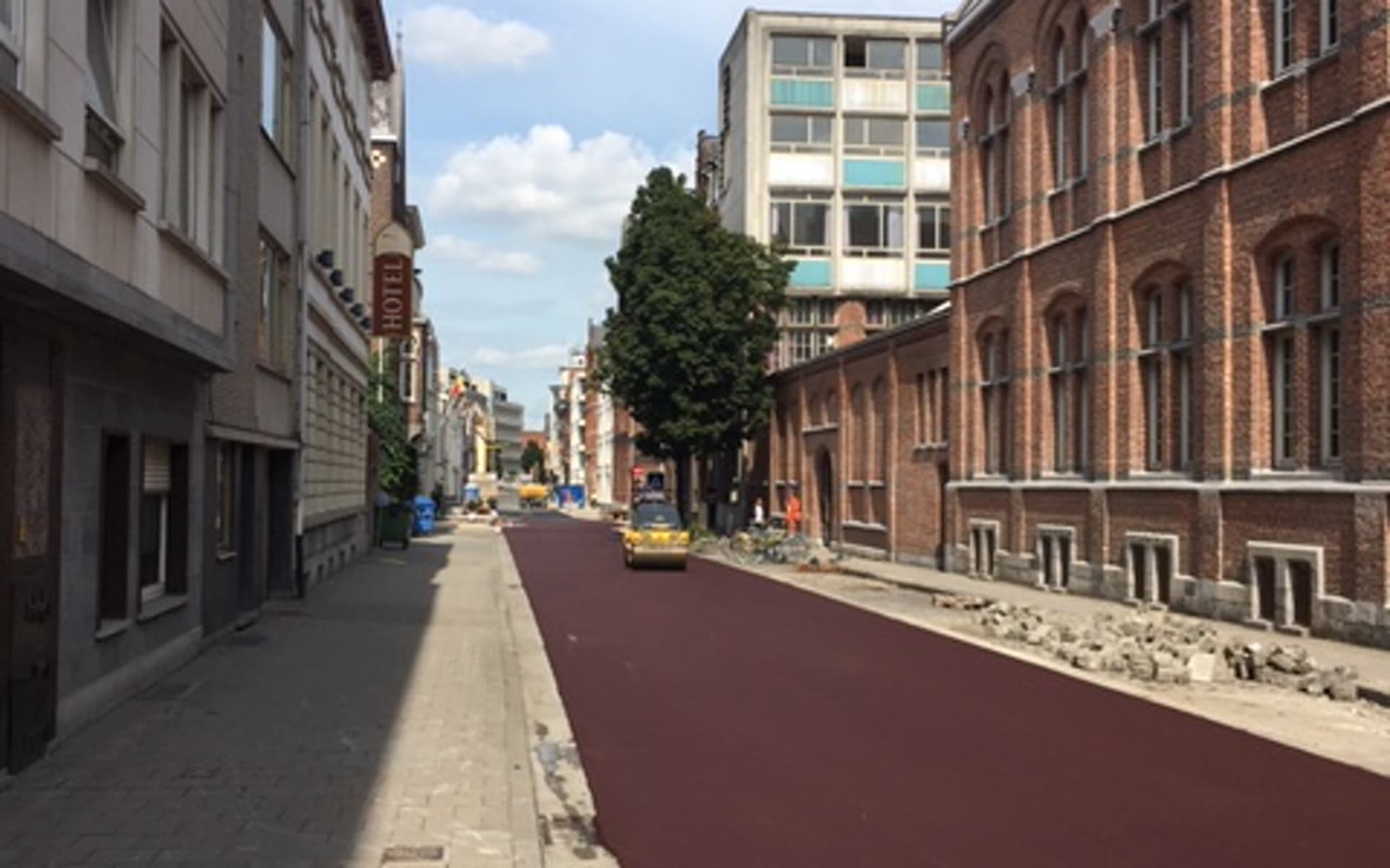 Rood gekleurd asfalt in een stadsstraat