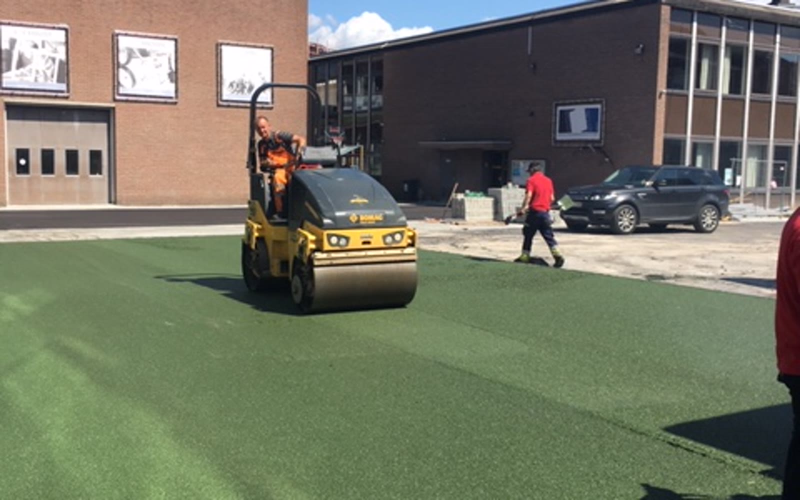 Wals op groen gekleurd asfalt aan een schoolplein