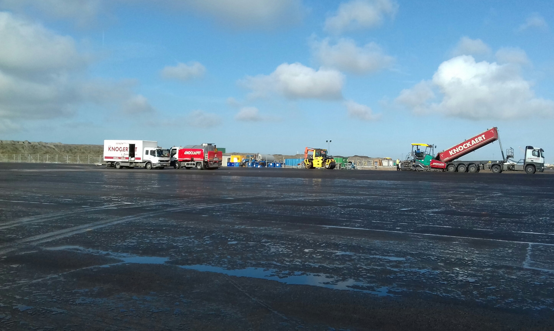 Machinepark van Knockaert op een grote asfaltwerf