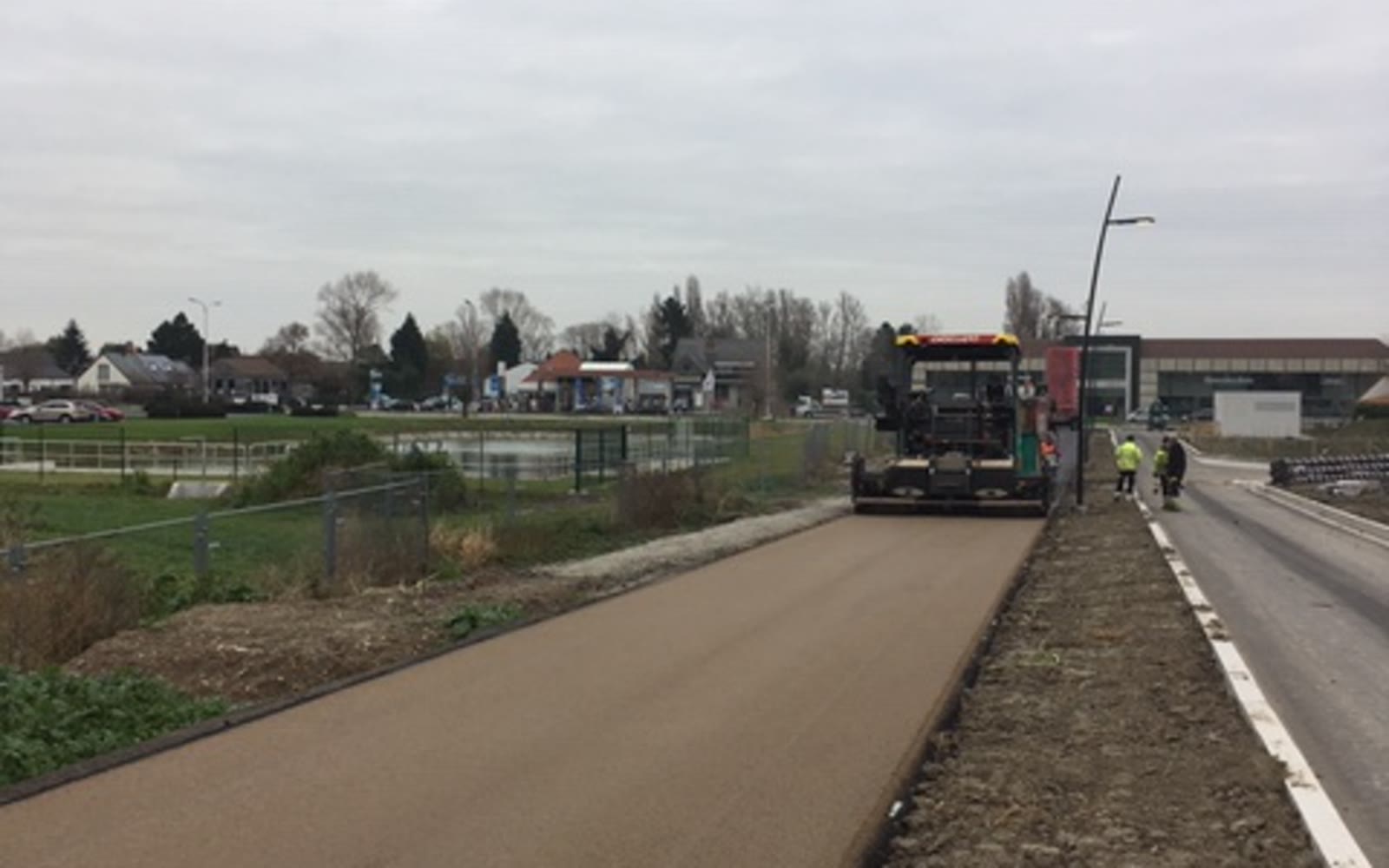 Aanleg van een fietspad in asfalt