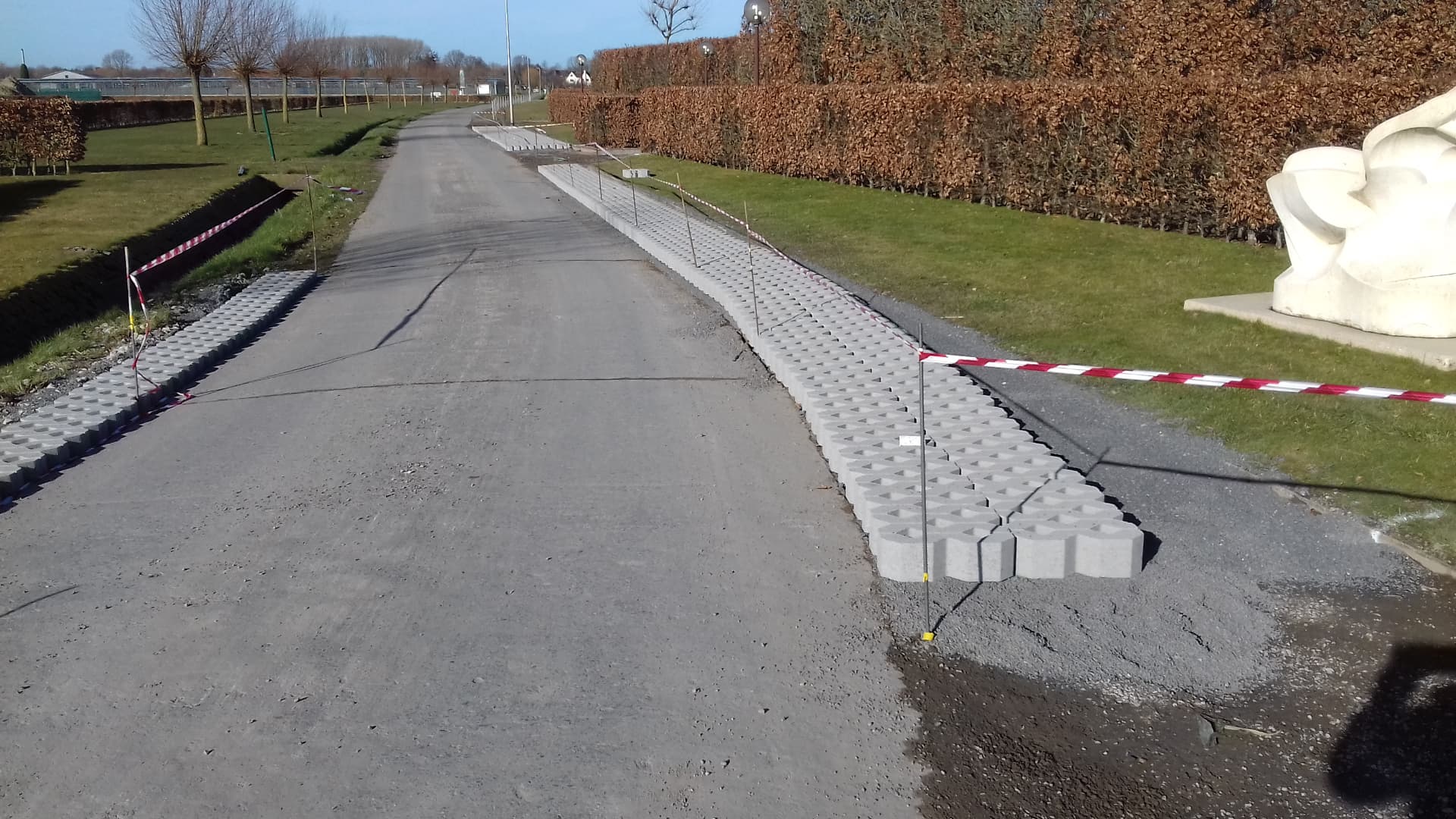 Aanleg van een oprit met grasdallen langs een dreef