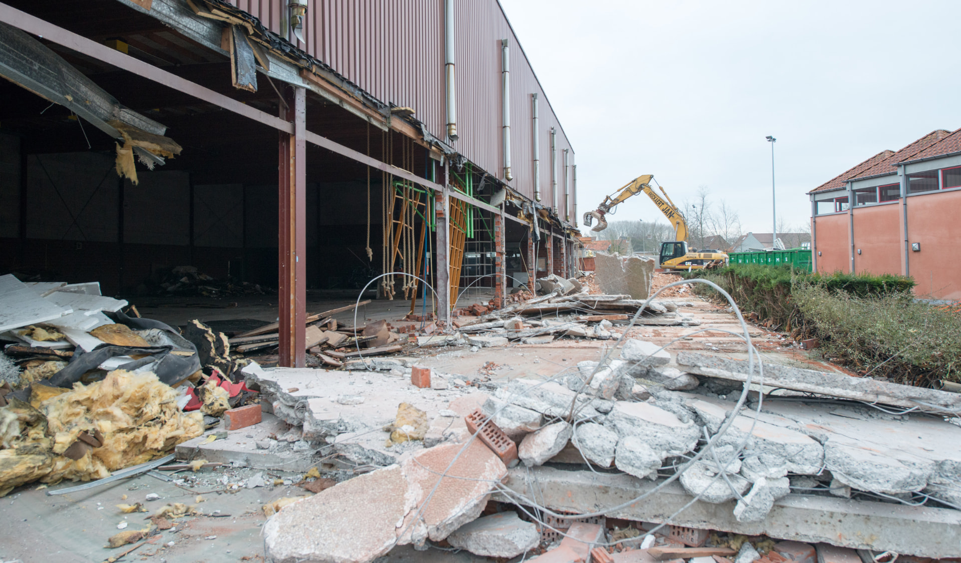 Afbraakwerf met puin en betonplaten